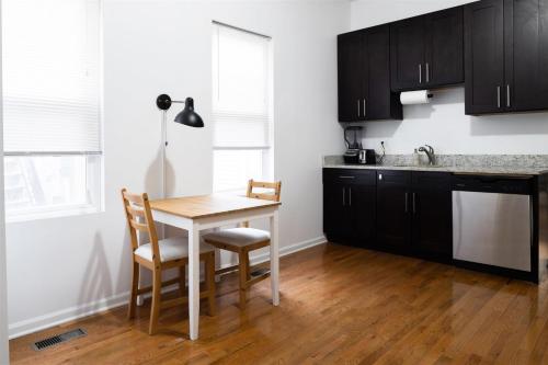 Updated River West 1BR with W&D by Zencity in West Town