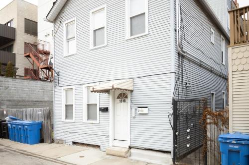 Updated River West 1BR with W&D by Zencity