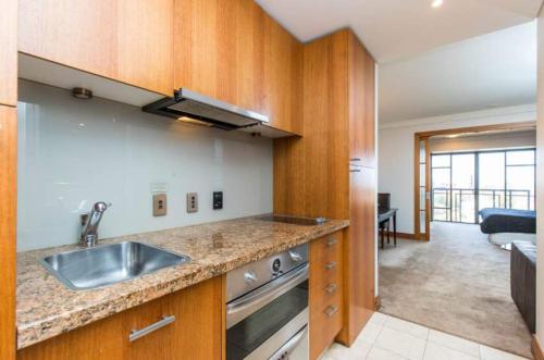 QV Spacious City Apartment (737)