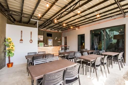 Restaurant, Pocket Hotel Bunks and Breakfast in Mactan Island