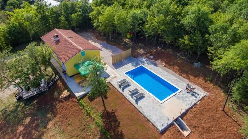 Beautiful villa Eden with pool and jacuzzi immersed in the vegetation
