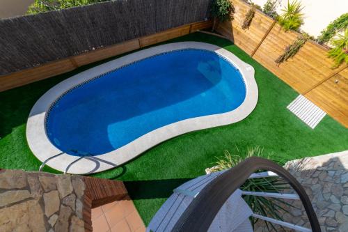 HomeHolidaysRentals Navy Blue - image 9