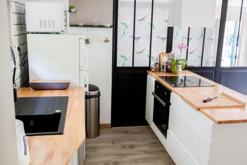 Kitchen, Gite La Marjeanerie in Bathernay