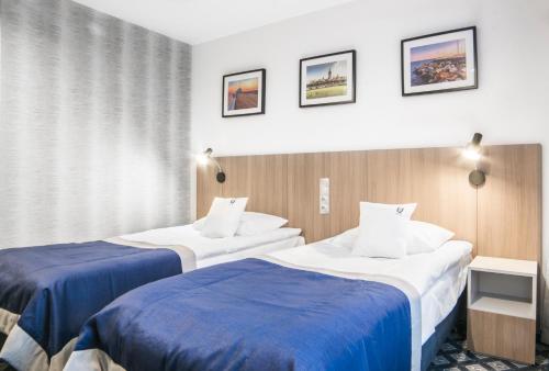 2 twin beds