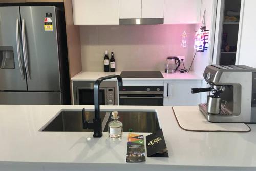 NEW UPMARKET COMFORTABLE 2 Bed, 2 Bath, OCEAN VIEWS, 250m to BUDDINA BEACH!