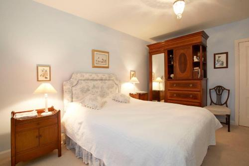 The Wing & gardens with FREE hot tub & hard tennis court at Brook Hall nr York & Leeds in Wighill