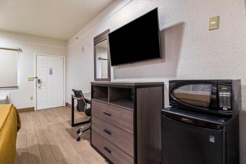 Scottish Inn and Suites Baytown - image 5