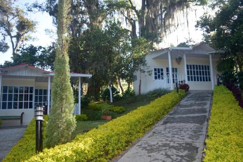 Dārzs, Hostal Fisterra in Moniquira