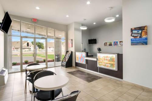 לובי, Motel 6 Lexington, KY - Airport in לקסינגטון(קאי ואי)