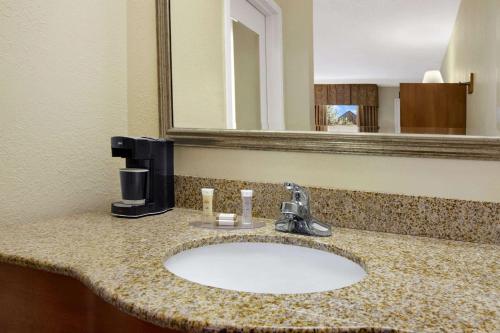 Howard Johnson by Wyndham Greensboro Near the Coliseum in Greensboro, USA