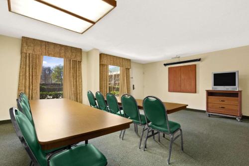 Howard Johnson by Wyndham Greensboro Near the Coliseum in Greensboro, USA