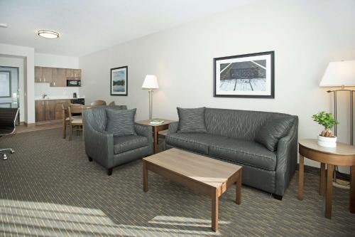Wingate by Wyndham Calgary Airport - image 2