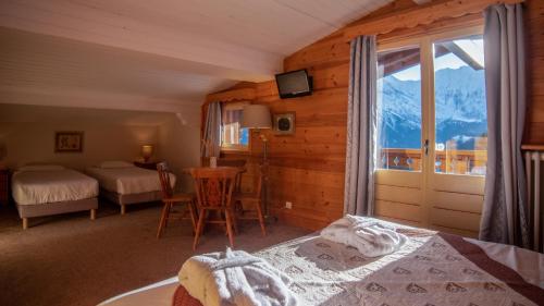 Superior Family Room with Mountain View