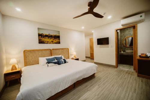 The Watermark Beachside Hotel, Хойан (фото 6)