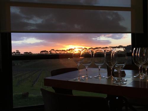 ทัศนียภาพ, Hotel California Road at Inkwell Wines in แมคลาเรนเวล