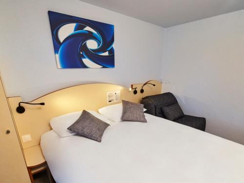 1 queen bed, 1 twin bed