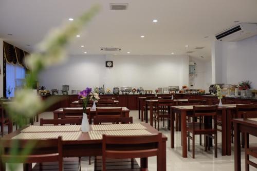 Food and beverages, White House Hotel in Muang Tak