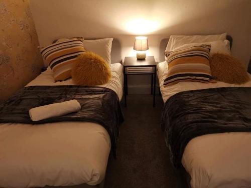 Corner House, Sleeps 8 in 4 Bedrooms, near train station, Great Value!, Manchester (photo 5)