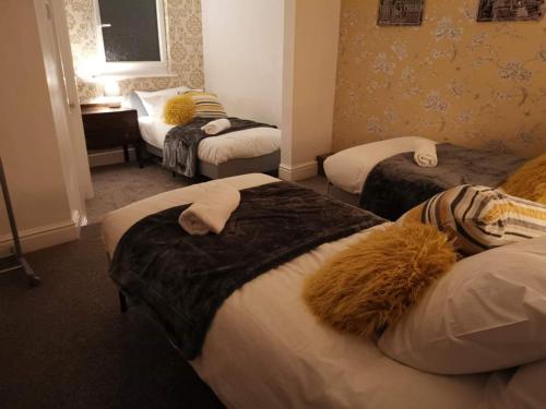 Corner House, Sleeps 8 in 4 Bedrooms, near train station, Great Value!, Manchester (photo 7)