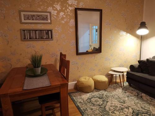 Corner House, Sleeps 8 in 4 Bedrooms, near train station, Great Value!, Manchester (photo 4)