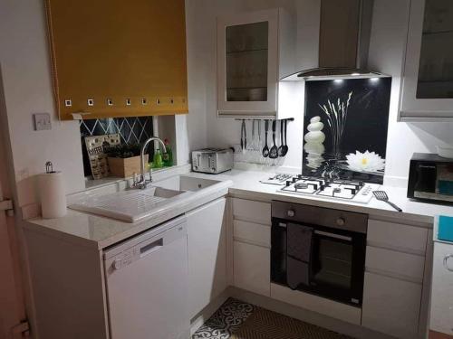 Air Host and Stay - Corner House, Sleeps 8, 4 Bedrooms Great Value