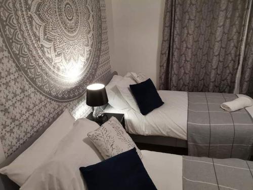Corner House, Sleeps 8 in 4 Bedrooms, near train station, Great Value!, Manchester (photo 9)