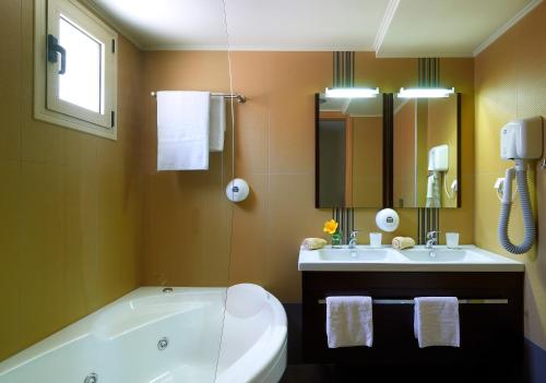 2 bedrooms, 4 beds