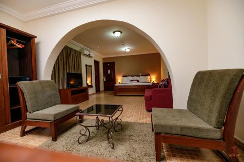Mahogany Lodge, Cantonments in ลาบาดี