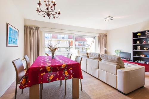 Bright apartment with 2 terraces in De Panne