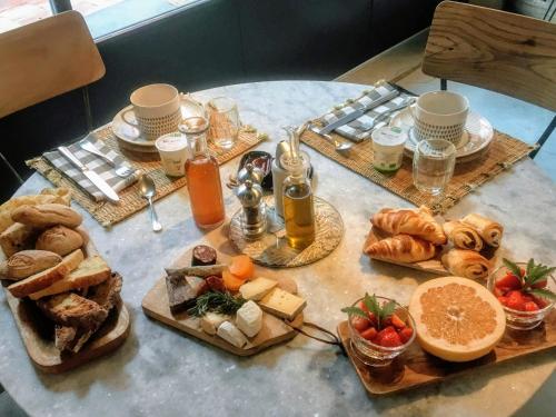 Le 19-21 -un amour d'hotel -Leucate