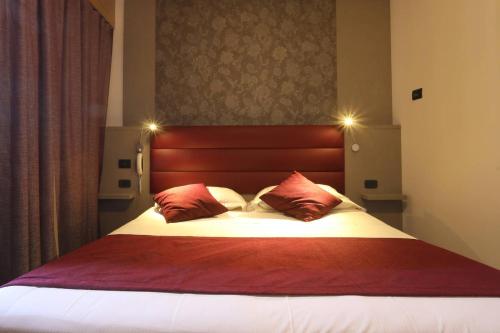 1 queen bed, 3 twin beds