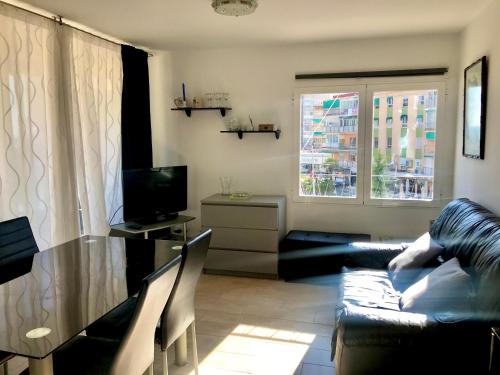 Recently Refurbished Center Apartment - image 2