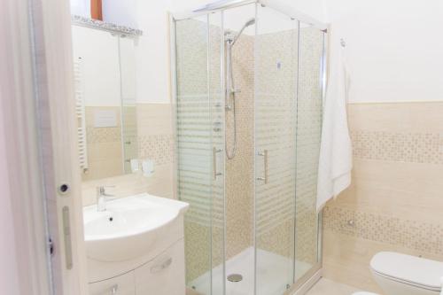 Душ, Serena Rooms in Solofra