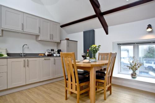 The Barn 21 At The Beach Torcross - image 3