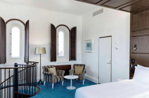 One-Bedroom Plaza Suite image 4