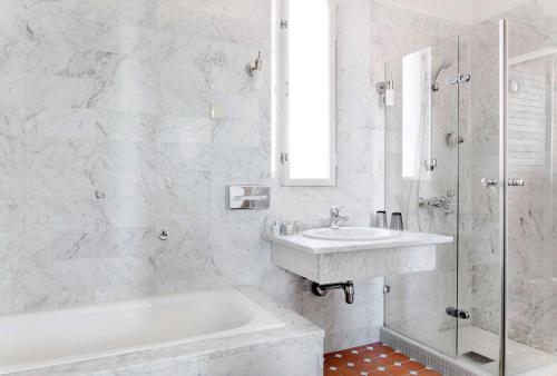 One-Bedroom Plaza Suite image 8