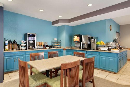 Country Inn & Suites by Radisson Minneapolis/Shakopee MN - image 7