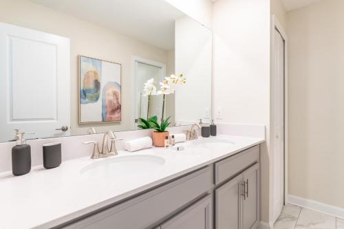 Beautiful Brand New 7 Bedroom Home - image 9
