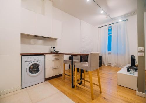 Trendy Top-Floor Stay in Heart of Riga, Near Bars & Culture, Riga (foto 6)