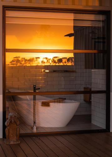 ทัศนียภาพ, Hotel California Road at Inkwell Wines in แมคลาเรนเวล