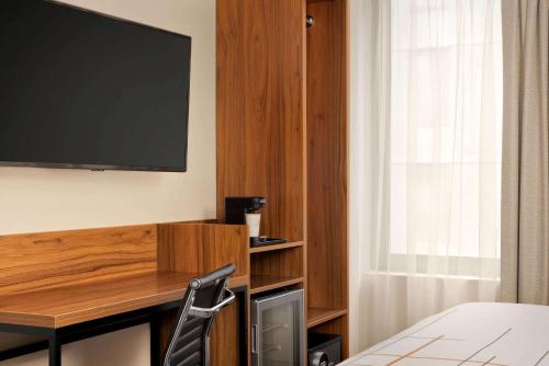 King Room - Non-Smoking image 8