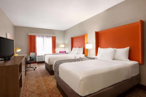 2 queen beds