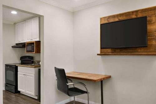 Days Inn & Suites SDSU - LA MESA - SAN DIEGO - image 7