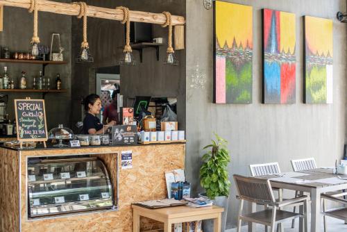 บริการและสิ่งอำนวยความสะดวก, รูสท์ แกลมปิ้ง (Roost Glamping) in หาดราไวย์