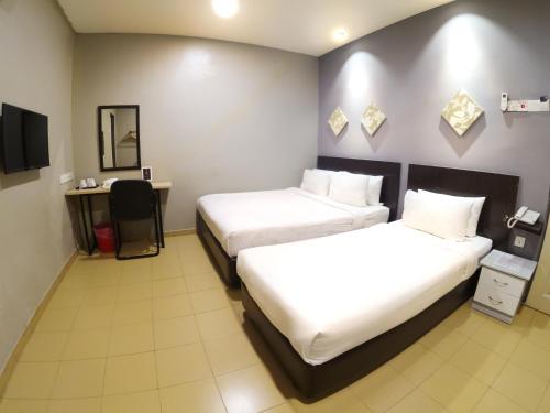 1 queen bed, 1 twin bed