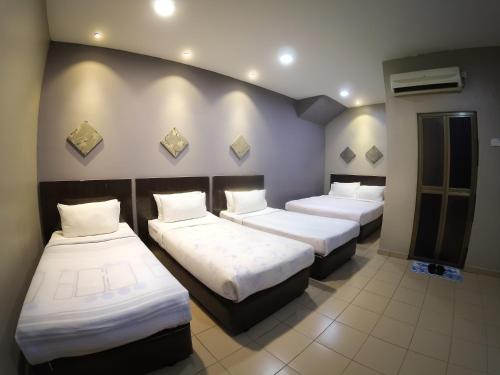 2 queen beds, 1 twin bed