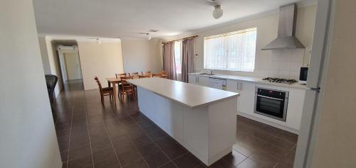 kuhinja, Pinjarra Caravan Park and Cabins in Mandurah