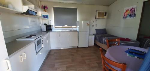 kuhinja, Pinjarra Caravan Park and Cabins in Mandurah