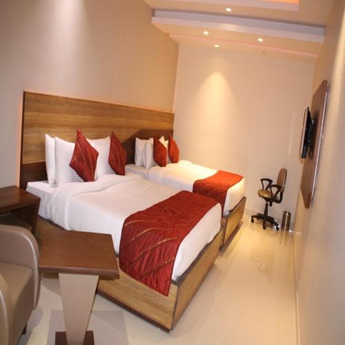 Hotel La Capitol Hotel La Capitol is conveniently located in the popular Chhatarpur area. The property offers a wide range of amenities and perks to ensure you have a great time. Service-minded staff will welcome and 