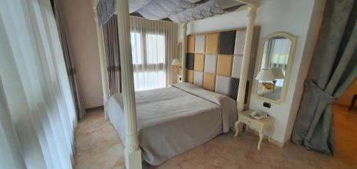 1 queen bed, 1 sofa bed